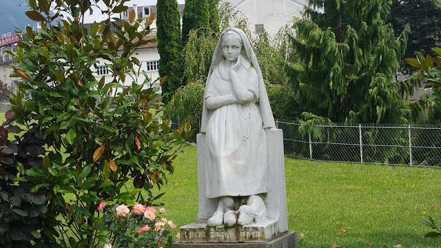 SAINTE BERNADETTE SANCTUAIRE DE LOURDES ©KT42 F.D