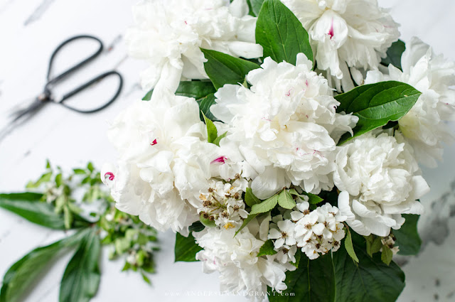 Learn one simple tip that will take your flower arrangements from looking basic to professional, even if you think you don't have flower arranging skills.  |  www.andersonandgrant.com