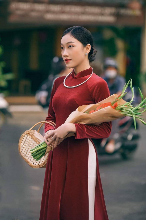 Thiếu nữ áo dài đỏ