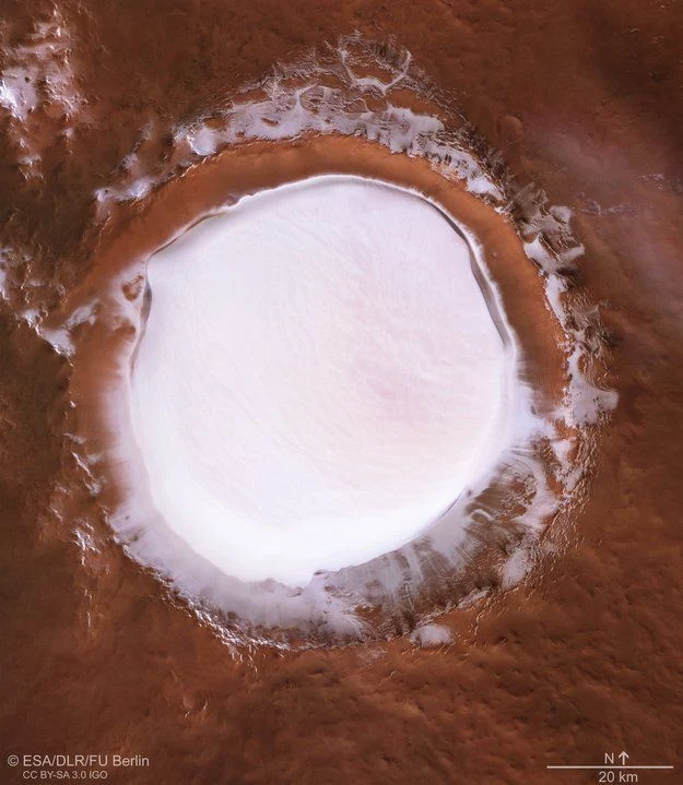 Ο ανιχνευτής Mars Express φωτογράφησε έναν τεράστιο κρατήρα γεμάτο πάγο 