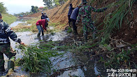 Ngerti Fungsinya Kirmir, Satgas Sektor 22 Sub 09 Lakukan Pembersihannya di Sungai Cipamokolan