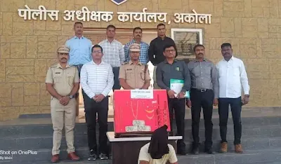 बस से लाखों रुपए का बैग चोरी के मामले में अपराधी पुलिस की गिरफ्त मे... स्थानीय अपराध शाखा अकोला ने 18 लाख के मुद्देमाल समेत हरियाणा राज्य से लिया कब्जे मे...