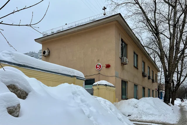 Нижняя Первомайская улица, здание 1949 года постройки