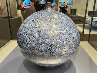 森羅万象ポケモン壺　金沢市　国立工芸館　展示　ガラスケース