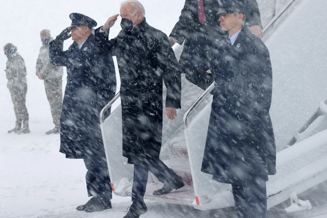 Una nevada empeoró el caos en el transporte aéreo en los Estados Unidos: hasta el avión de Joe Biden quedó varado en la pista