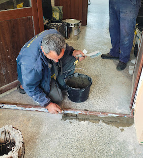 Sealing the gap under the door frame