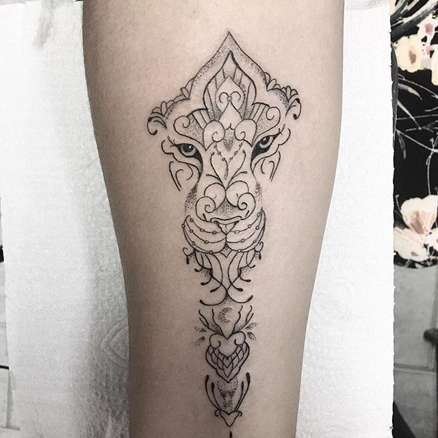 tatuagem feminina leão