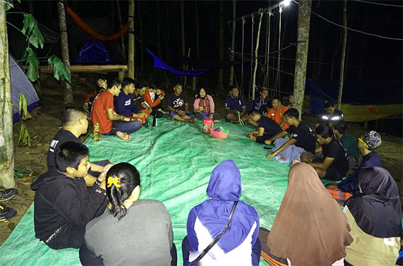 Kegiatan Camping yang dilengkapi penerang lampu di Wisata Alam Indah Lestari Foto