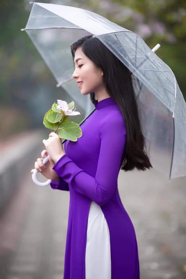 Thiếu nữ áo dài tím, dù trắng