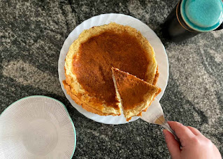 fetta di melktert, crostata con crema al latte alla vaniglia, spolverata di zucchero e cannella