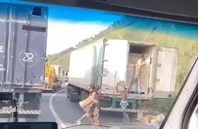 No Vale do Ribeira, acidente causa congestionamento e saque de carga em rodovia federal