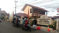 Hari Pertama Ramadhan 1444H, Polres Soppeng dan Polsek Jajaran Bagi-Bagi Takjil Kepada Pengendara Jelang Buka Puasa