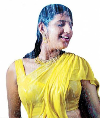 Tamil Desi Mallu Aunty Show Blouse In Rains Pictures Images Photos