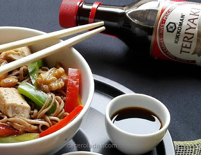 Fideos soba con verduras salteadas, pollo con frutos