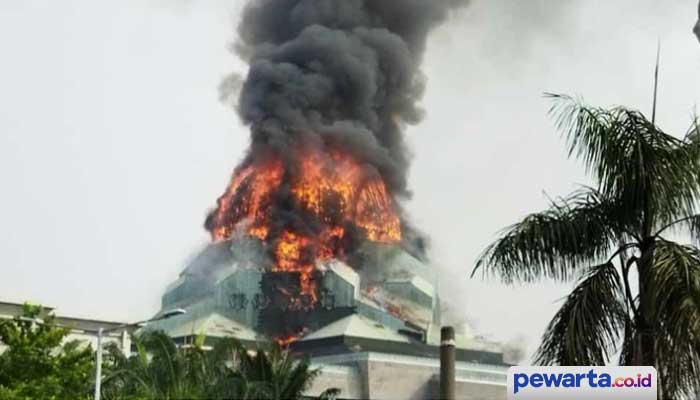 Masjid Jakarta Islamic Center di Jakut Kebakaran, Kubah Ambruk!