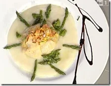 Saccottino di crepes con cozze e vongole su vellutata di asparagi