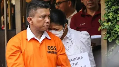 Beredar Video Ferdy Sambo yang Diduga Marah ke PC di Dalam Persidangan, Apakah Gara-gara Gelang?