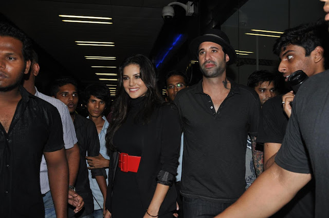 sunny leone snapped at mumbai international airport. actress pics