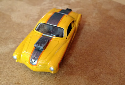 Miniatura de metal Jadatoys - Volkswagen Karmann Drac Ghia 1959 amarelo -8cm de comprimento - falta aerofolio  R$ 10,00