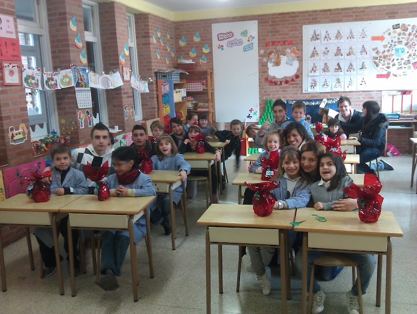 PCPI y segundo de primaria colaboran en actividades juntos.