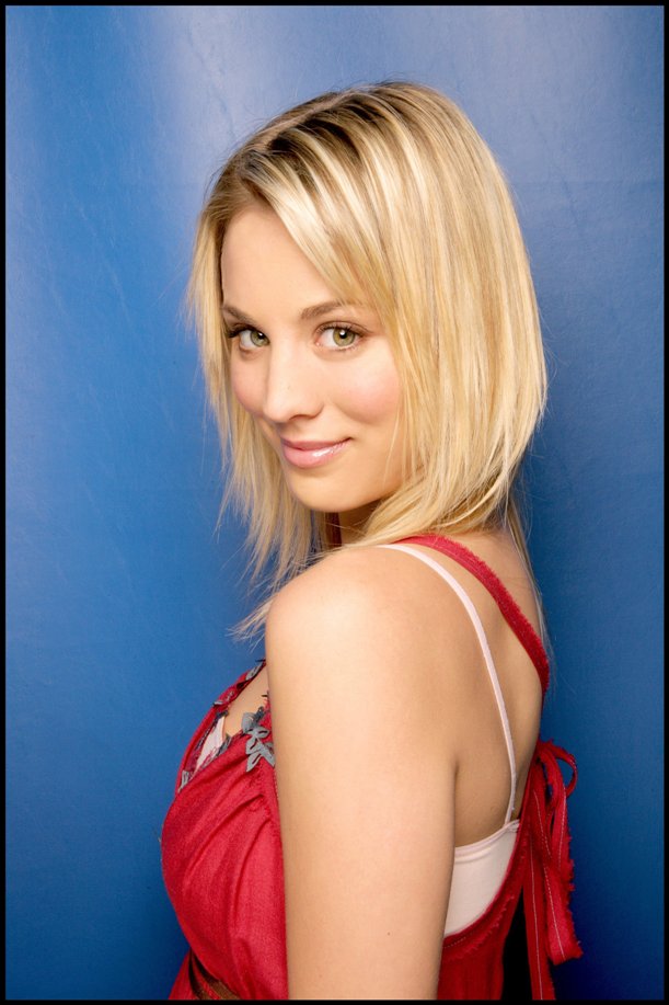 Kaley Cuoco alias Penny en The Big Bang Theory se rompe una pierna