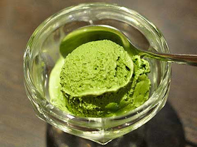 Gelato al gusto pistacchio verde acceso degli anni '80