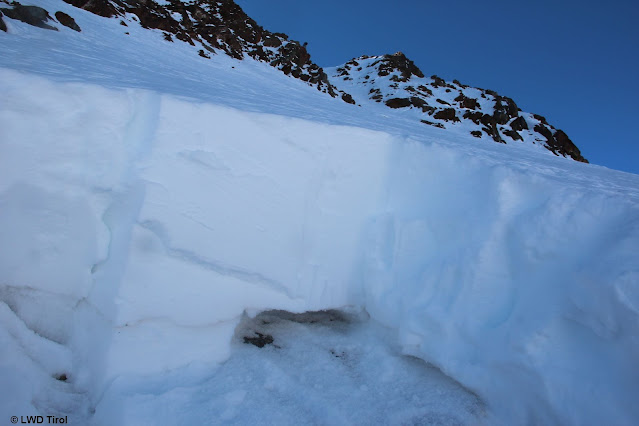 Hier ein Bild einer bodennahen Schwachschicht am Tiefenbachferner in den Ötztaler Alpen (Foto: 09.11.2021)