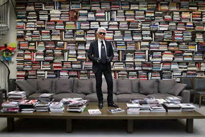 Lagerfeld+in+his+library.jpg