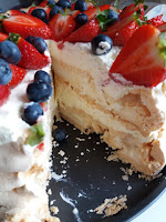 https://wczterechsmakach.blogspot.co.uk/2017/09/tort-pavlova-z-kremem-mascarpone.html