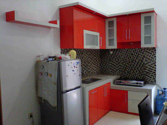 desain dapur kecil ukuran 2x2 m dominan merah