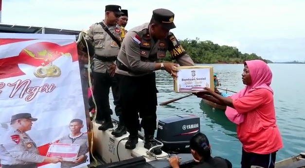 Jelang Idul Fitri, Polsek Bintan Timur Membagikan Paket Sembako kepada Warga Desa Air Glubi
