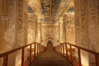 foto do corredor de descida ricamente decorado para a tumba de Ramsés VI