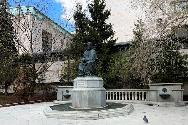 Вознесенский переулок, сквер Муслима Магомаева (бывший Бакинский сквер), памятник Низами Гянджеви