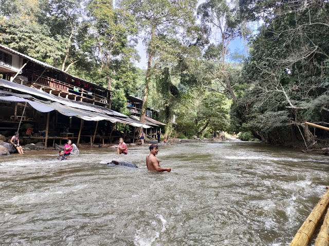 bamboo rafting down the Mae Wang River