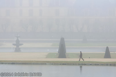 brume jardins marcheur silhouette château Fontainebleau Seine-et-Marne