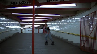 Chico de la banda Los Punks patinando sobre un suelo más limpio que el hielo - The Warriors