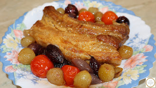 Reteta friptura din carne de porc prajita cu arpagic usturoi si rosii cherry in sos de vin retete mancare de casa,
