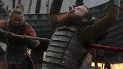Un vikingo es atravesado por una lanza que empuña una mujer