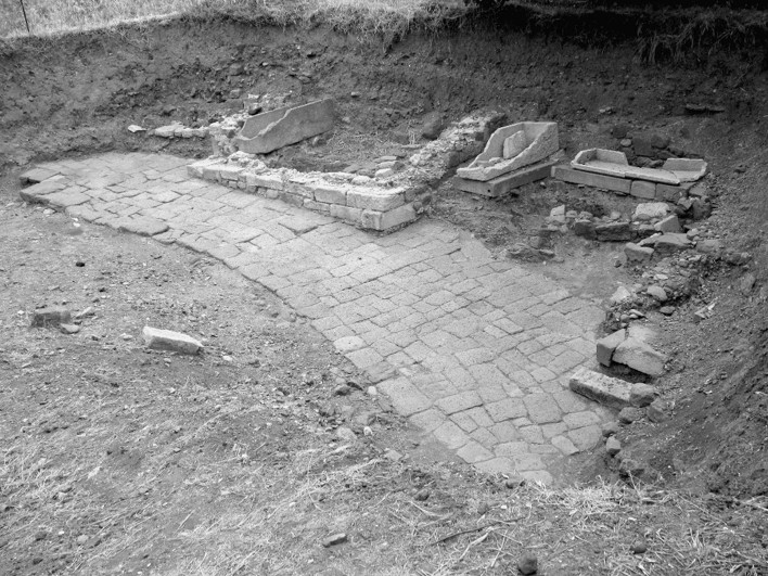 Αρχαιολογικά κατάλοιπα με εξέχουσα θέση στον αρχαιολογικό περίπατου του Μολύβου. Οικόπεδο Στρατιώτη. Ταφική οδός και ταφικά μνημεία.