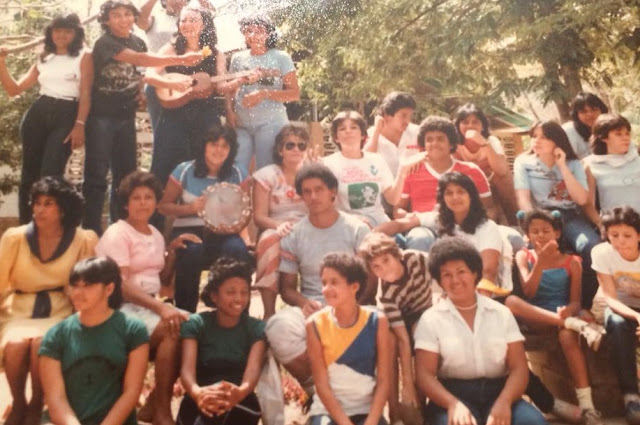 En uno de nuestros tantos campamentos. En el medio de la foto aparezco con franela gris y luciendo el afro que me caracterizaba en aquella época.