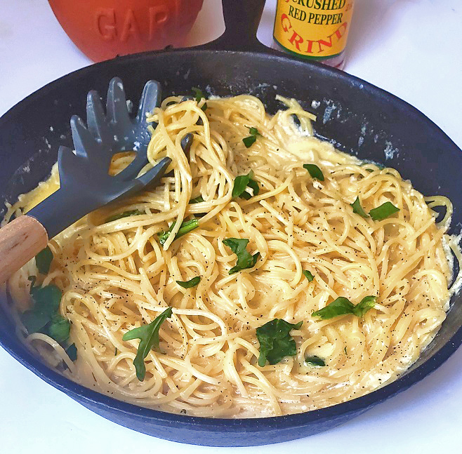 garlic pasta in creamy sauce