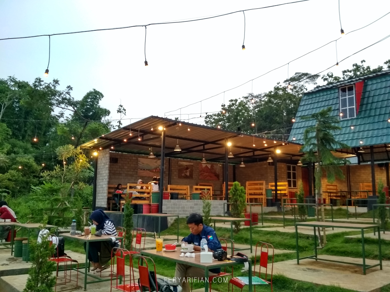 Rasakan Sensasi Cafe  Outdoor  Di Ling Ling Green Barn 