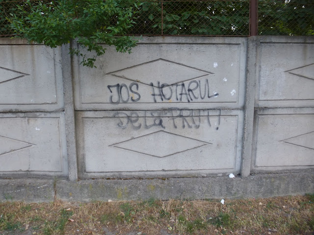 Graffiti. Detaliu de pe gardul Spitalului Județean din Galați, vizavi de Sala Sporturilor