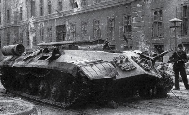 Подбитый на улицах Будапешта ИС-3: в результате взрыва боезапаса с танка сорвало башню 
