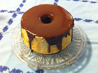 CAKE CON GANACHE DE CHOCOLATE CON LECHE Y VIOLETA