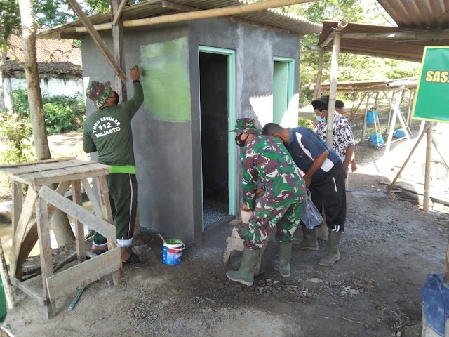 Setelah pasang Kusen dan Pintu, MCK Pemancingan Sutowijoyo mulai tahap Pengecatan.