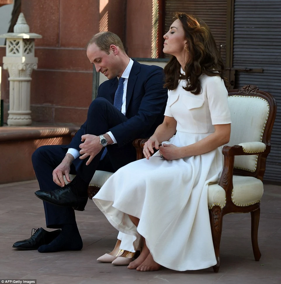 Kate removes shoes to show unpolished feet in Delhi 