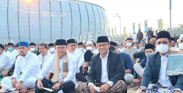 SAFAHAD - Komisaris Independen PT Pelni, Dede Budhyarto menyoroti penggunaan Jakarta International Stadium untuk Salat Idulfitri 1443 Hijriah. Menurut Dede, acara yang diinisiasi oleh Gubernur DKI Jakarta, Anies Baswedan itu sarat muatan politis.