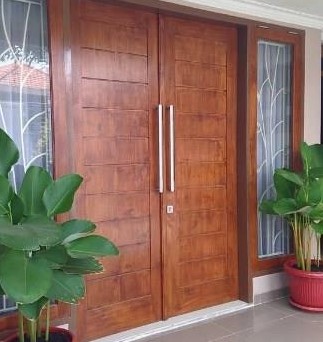 43 Model Pintu Kupu Tarung Kayu Jati Klasik yang Modern 