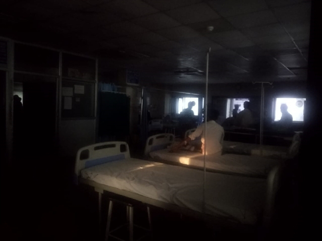 यूपी : कानपुर एलएलआर अस्पताल की दो बार गई बिजली, वहीं इलाज में पड़ा व्यवधान। . 